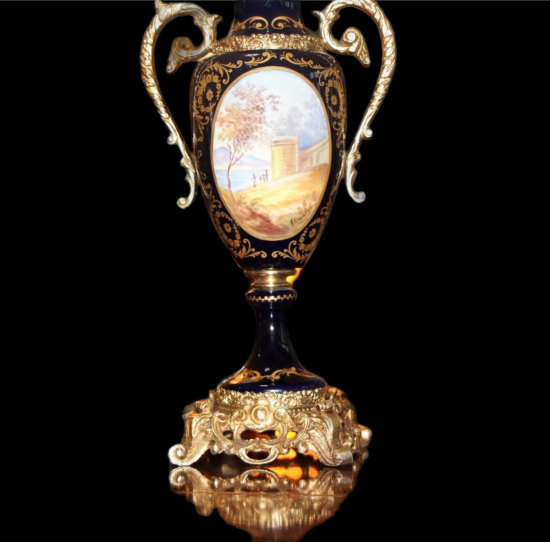 SANATÇI İMZALI SEVRES TARZI PORSELEN KAPAKLI VAZO ÇİFTİ, EL BOYAMASI MANZARA SAHNELİ, BRONZ KULP VE BRONZ KAİDE ÜZERİNDE