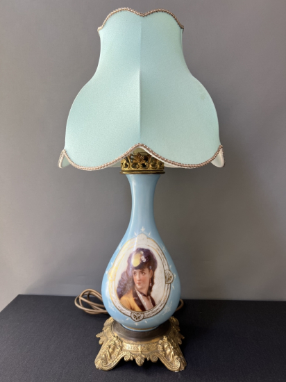 BRONZ DETAYLI PORSELEN LAMBA