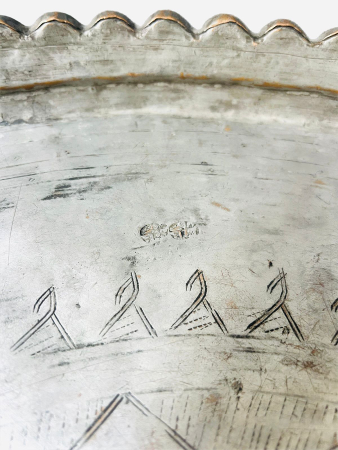  OSMANLI–ERMENİ USTASI EL DÖVME BAKIR SİNİ, DAMGALI (1900).