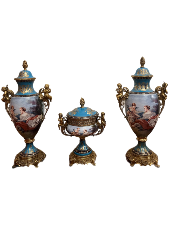 SÈVRES PORSELEN EL BOYAMASI ALTIN YALDIZLI ÜÇLÜ TAKIM.ÖLÇÜ;(BÜYÜK:UZUNLUK:65CM EN:,31CM), (KÜÇÜK:UZUNLUK:38CM EN:30CM).