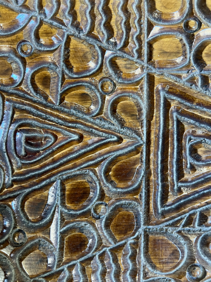 EL OYMASI AHŞAP VİTRİN KUTU, CAM PANELLİ VE GEOMETRİK KAPAĞIYLA