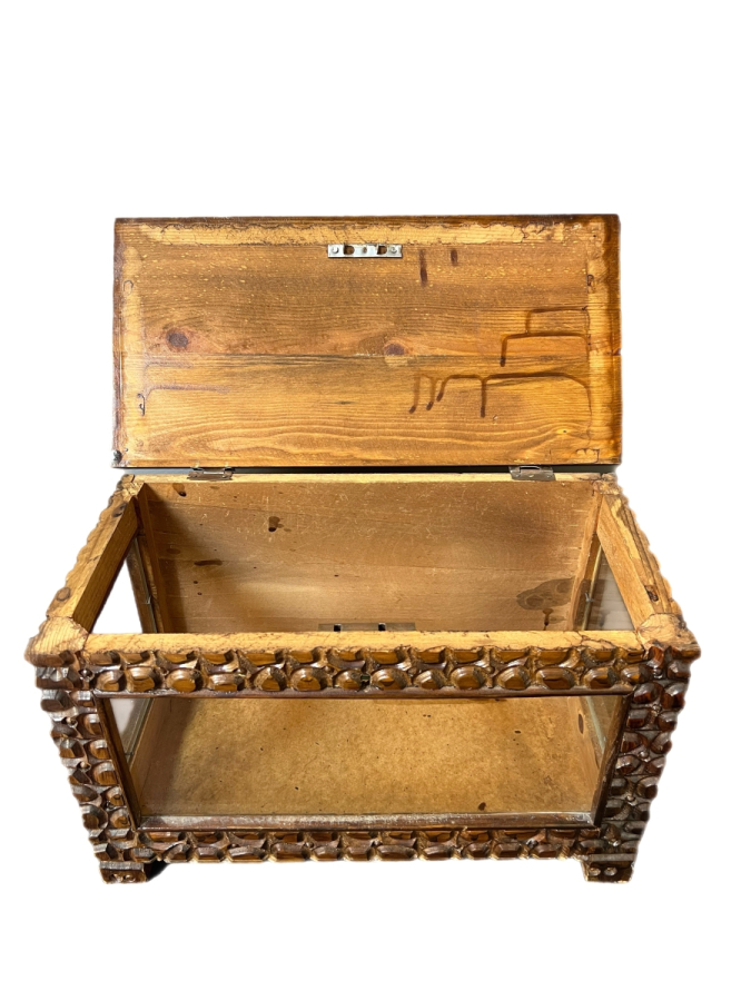 EL OYMASI AHŞAP VİTRİN KUTU, CAM PANELLİ VE GEOMETRİK KAPAĞIYLA