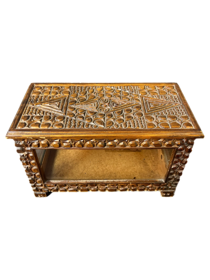 EL OYMASI AHŞAP VİTRİN KUTU, CAM PANELLİ VE GEOMETRİK KAPAĞIYLA