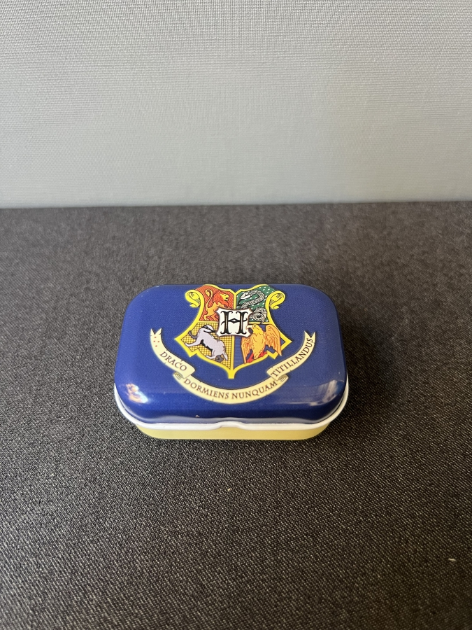 KOLEKSİYONLUK HARRY POTTER ARMALI METAL KUTU