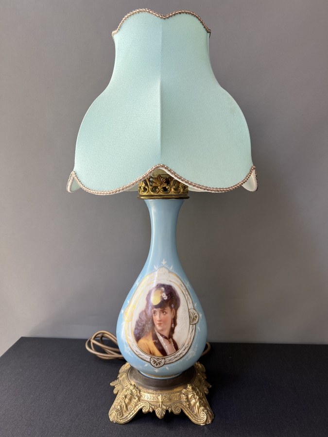 BRONZ DETAYLI PORSELEN LAMBA